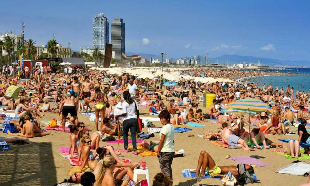 Ισπανία: Έκλεισαν παραλία λόγω συνωστισμού - Αψηφούν τον κίνδυνο οι Καταλανοί 